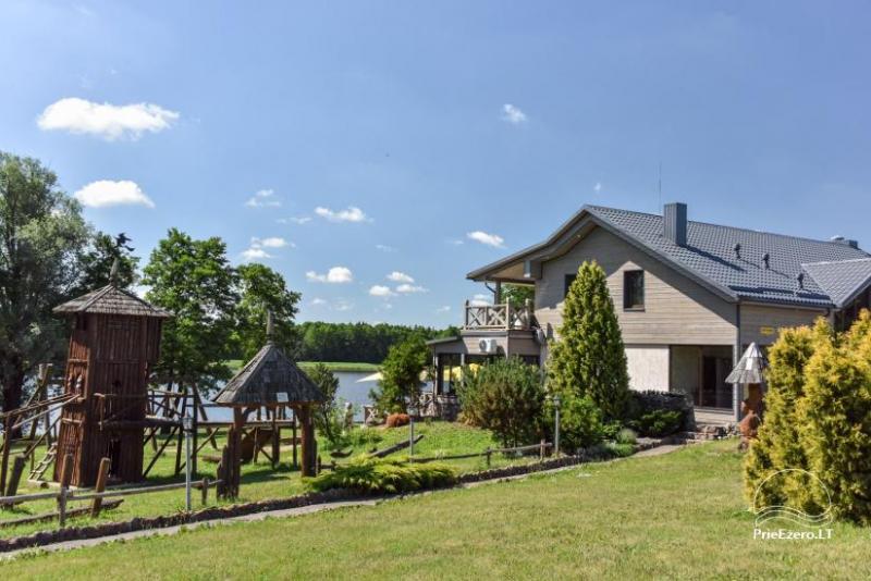 Gehöft und Café Kurėnų užeiga am Ufer des Sees im Bezirk Ukmergė