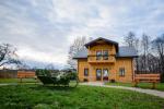 Ilgiu countryside homestead with 30-seat hall, bathhouse