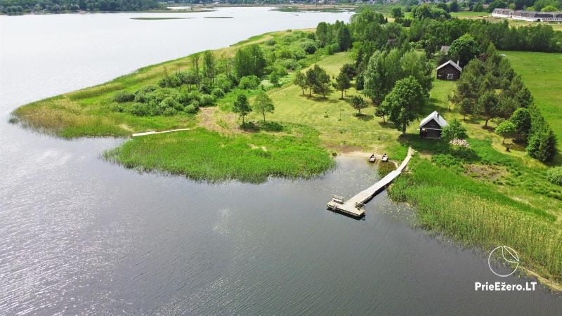 Zagroda nad brzegiem jeziora Sartai w Jezioroskim rejonie „Lapėnų Sodyba” - domki