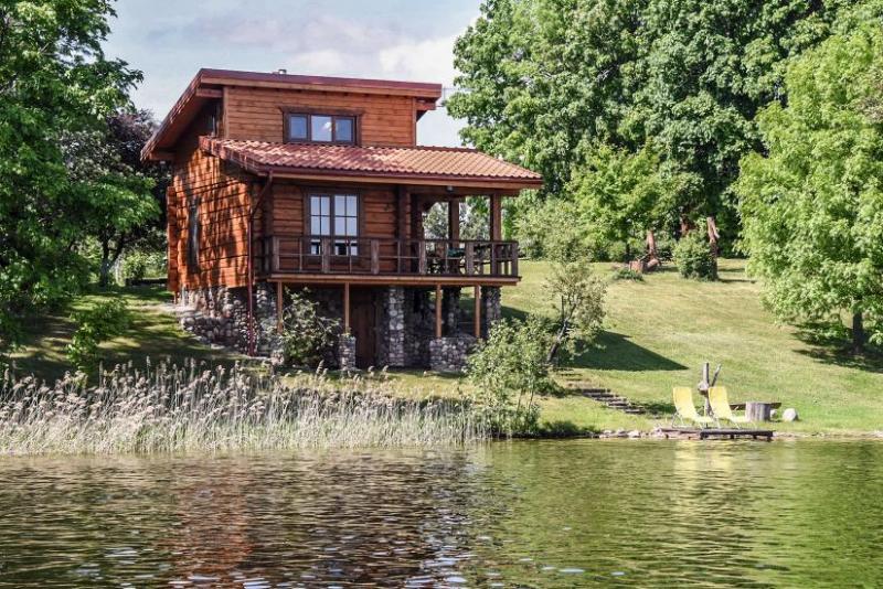 Holiday cottages - homesteads on the shore of Antalieptė lagoon Mekai