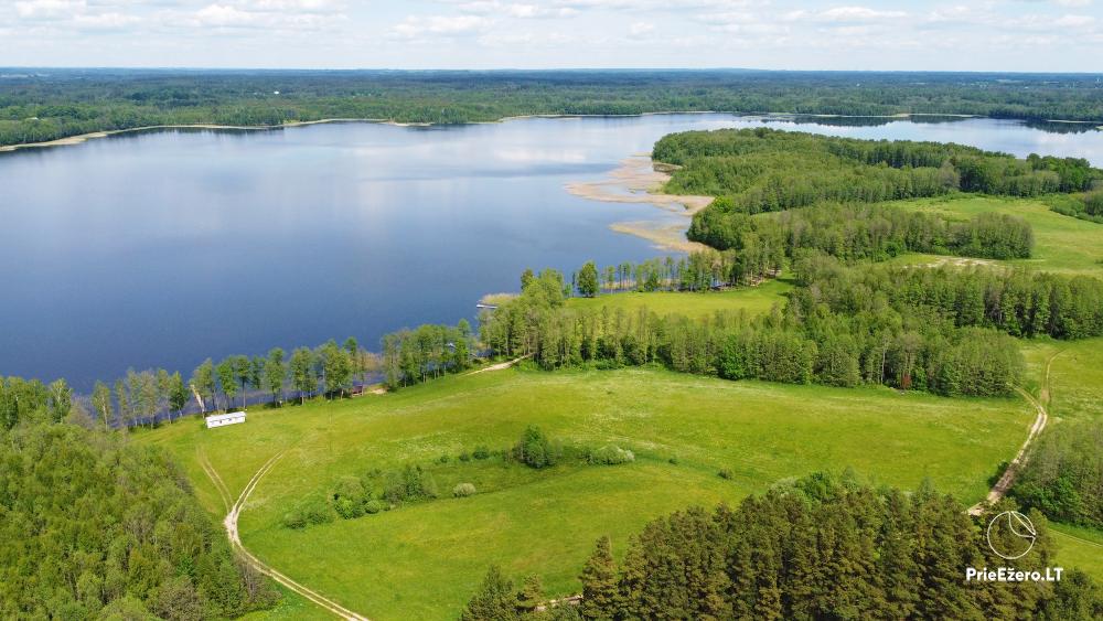 Gehöft durch den See Avilys in Zarasai-Bezirk, Litauen - 1