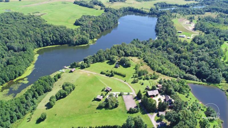 Homestead Svajonių Dvaras on the shore of the lake