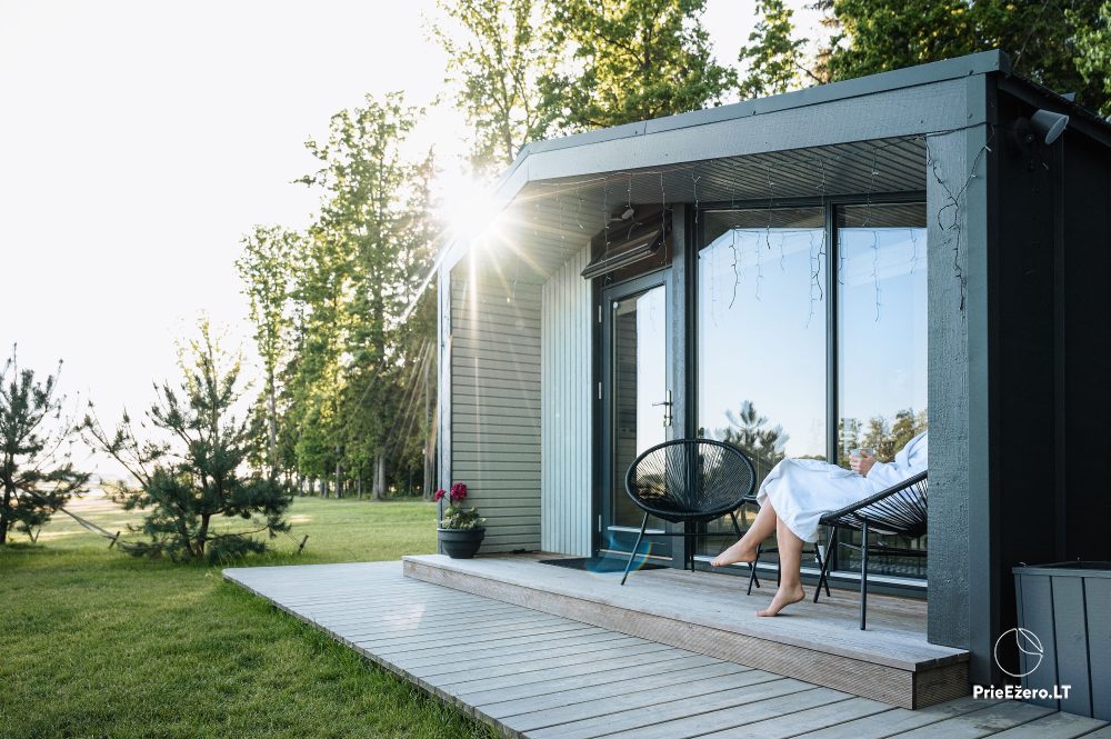 Ein modernes Ferienhaus für zwei Personen, umgeben von einem Wald. - 1