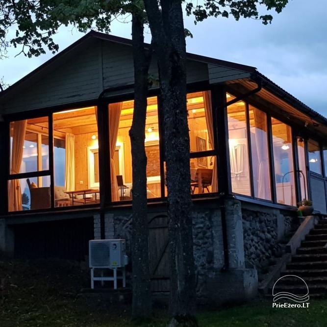 Little holiday house with sauna on the shore of the lake Svedasai