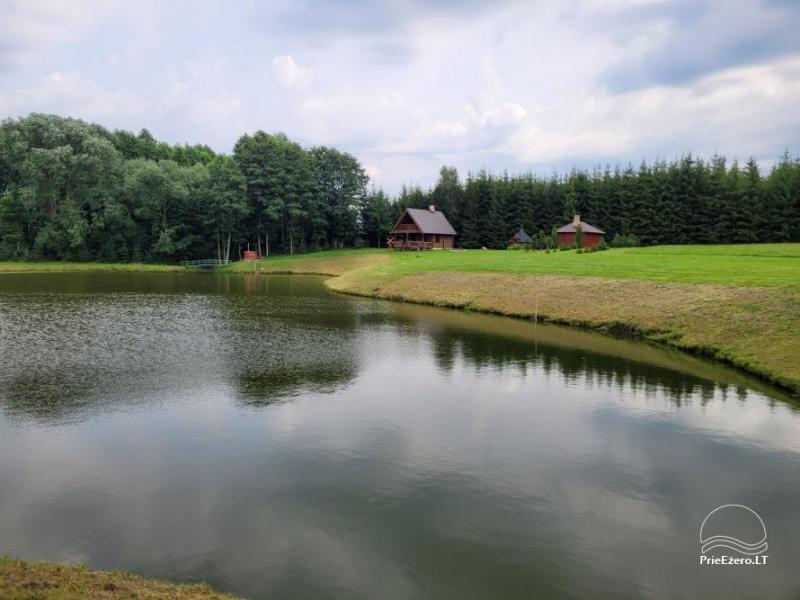 Zagroda nad stawem w Olickiej dzielnicy Punia