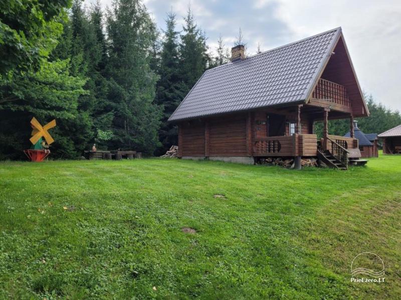 Zagroda nad stawem w Olickiej dzielnicy Punia