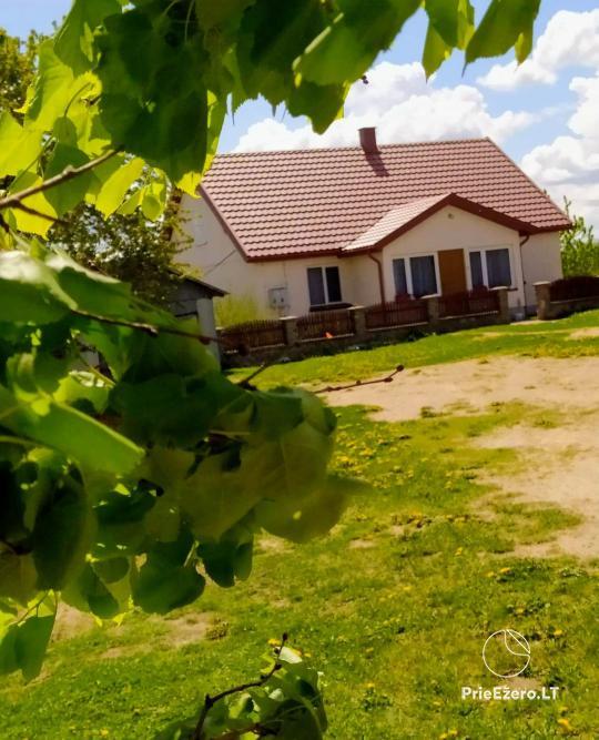 Landgehöft in der Nähe des Sees Sejwy in Polen