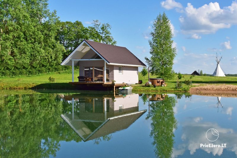 Domek, miejsca dla wczasowiczów w gospodarstwie Pas Žuvelį w Anykščiai nad jeziorem