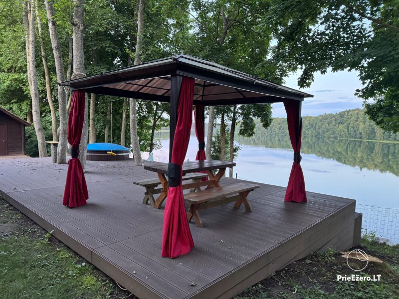 Häuschen mit Sauna und Badefass am Ufer des Asveja-Sees