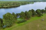 Pole namiotowe Pakirniai pole namiotowe nad brzegiem jeziora: deski do pływania na stojąco, sauna, jacuzzi, kampery, namioty.