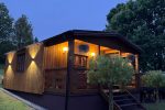 „Märchenhaus“ mit Sauna und Außenbadewanne am Seeufer zu vermieten