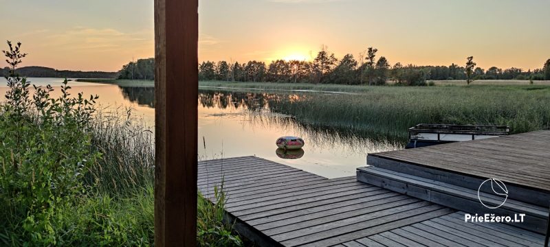 Ruhige Entspannung am Ufer des Sees im Bezirk Utena