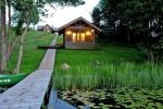 Bathhouse and hot tub in a homestead "Holland park" on the shore of the lake