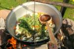 Educational Fischsuppe Kochprogramm in Heimstätte Gaidelių sodyba