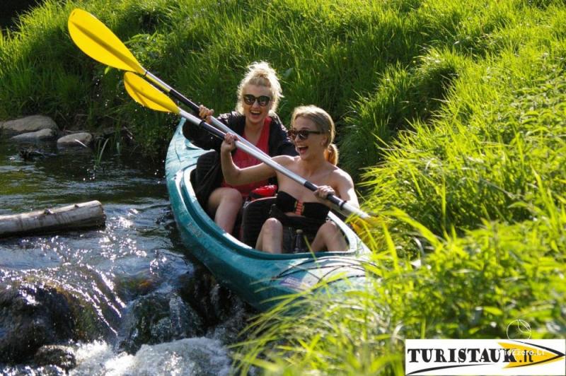 Kajaks zu vermieten und Unterkunft in der Nähe des Flusses Jura