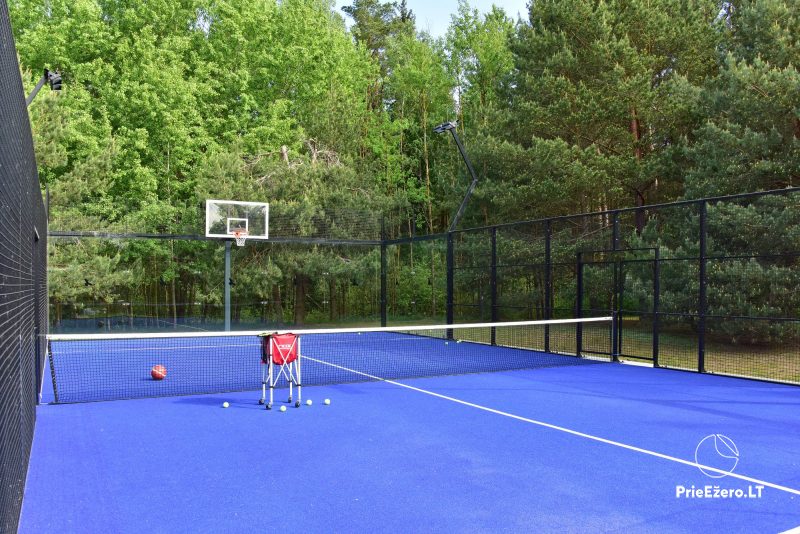 Padel- und Tennisplätze auf dem Gehöft „Mojantis Ažuolas“.