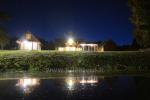 Badehaus in Homestead Dzukijos uoga. Kleiner Fluss und Teich im Hof - 2