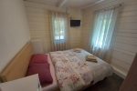 Dwuosobowa altanka przy jeziorze w sosnowym lesie - 3