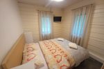 Dwuosobowa altanka przy jeziorze w sosnowym lesie - 4