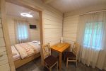 Dwuosobowa altanka przy jeziorze w sosnowym lesie - 5